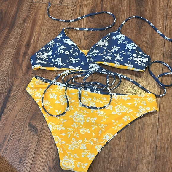 Reversible Cupshe bikini size tags intact - Picture 2 of 2